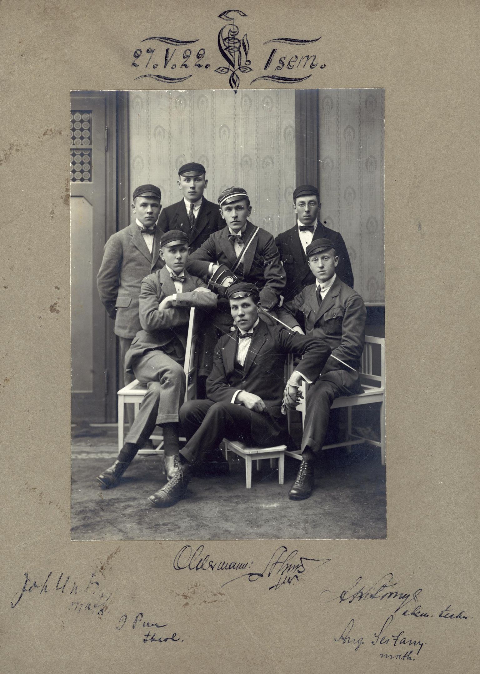 Korporatsioon Revelia asutajaliige Artur Luik (keskel värviteklis) ümbritsetuna rebastest 1922. aasta maikuus.