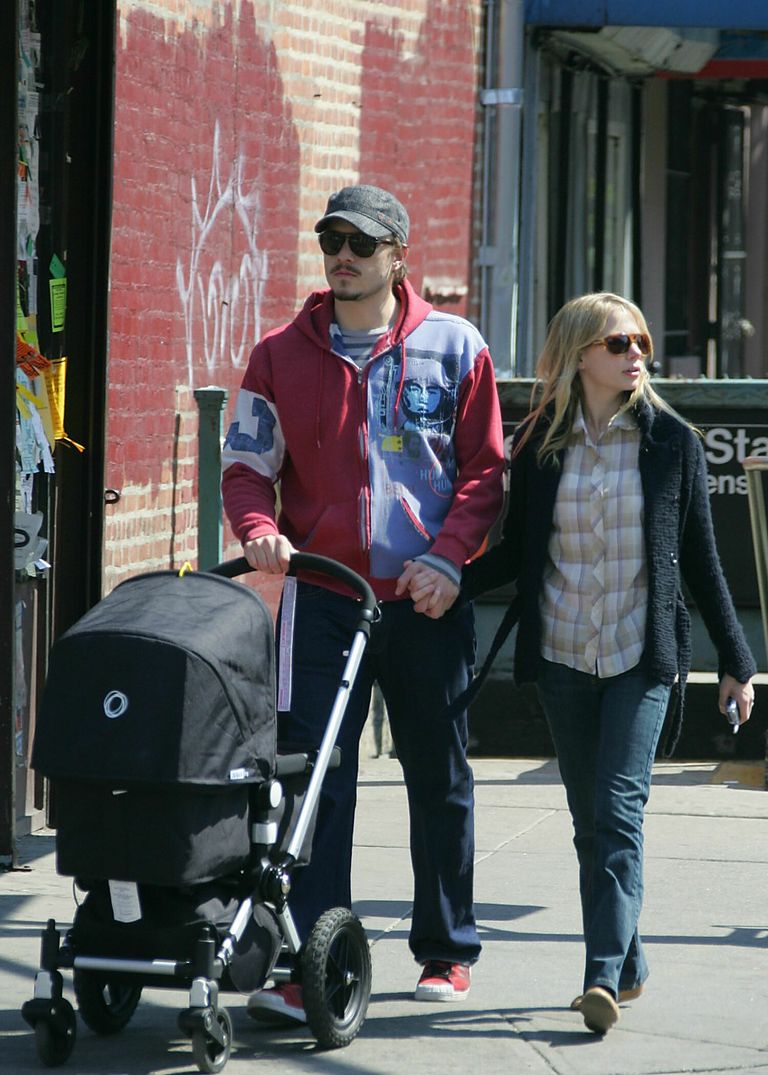 Näitlejad Heath Ledger ja kihlatu Michelle Williams tütrega New Yorgi tänavatel jalutamas. 2006. aasta märtsis oli tütar Matilda 5-kuune.