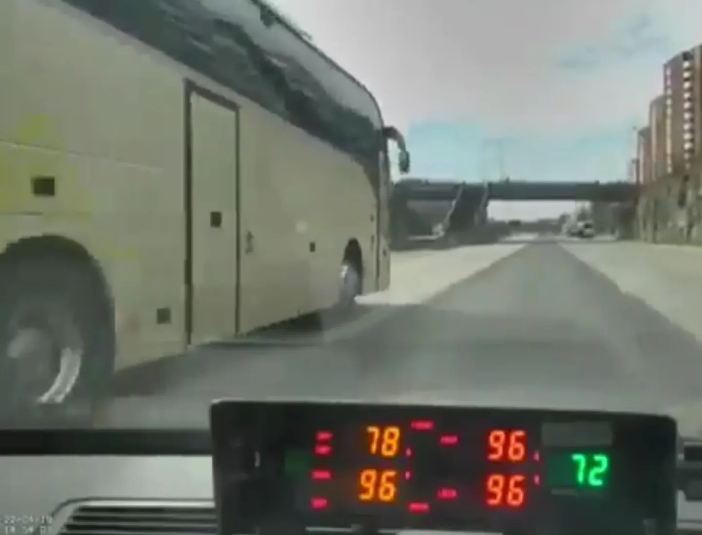 Reisibuss möödus Tallinnas politseiautost kiirusega 96 km/h.