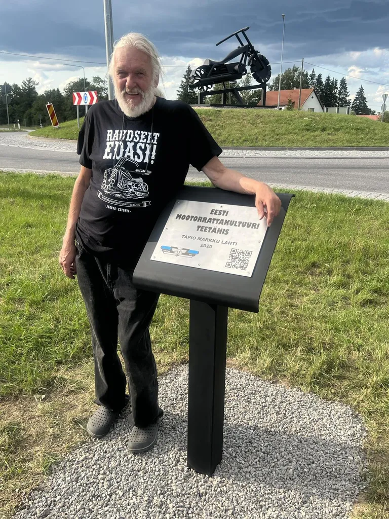 Mootorrattaskulptuuri autor Tapio Markku Lahti skulptuuri paigaldamisel.