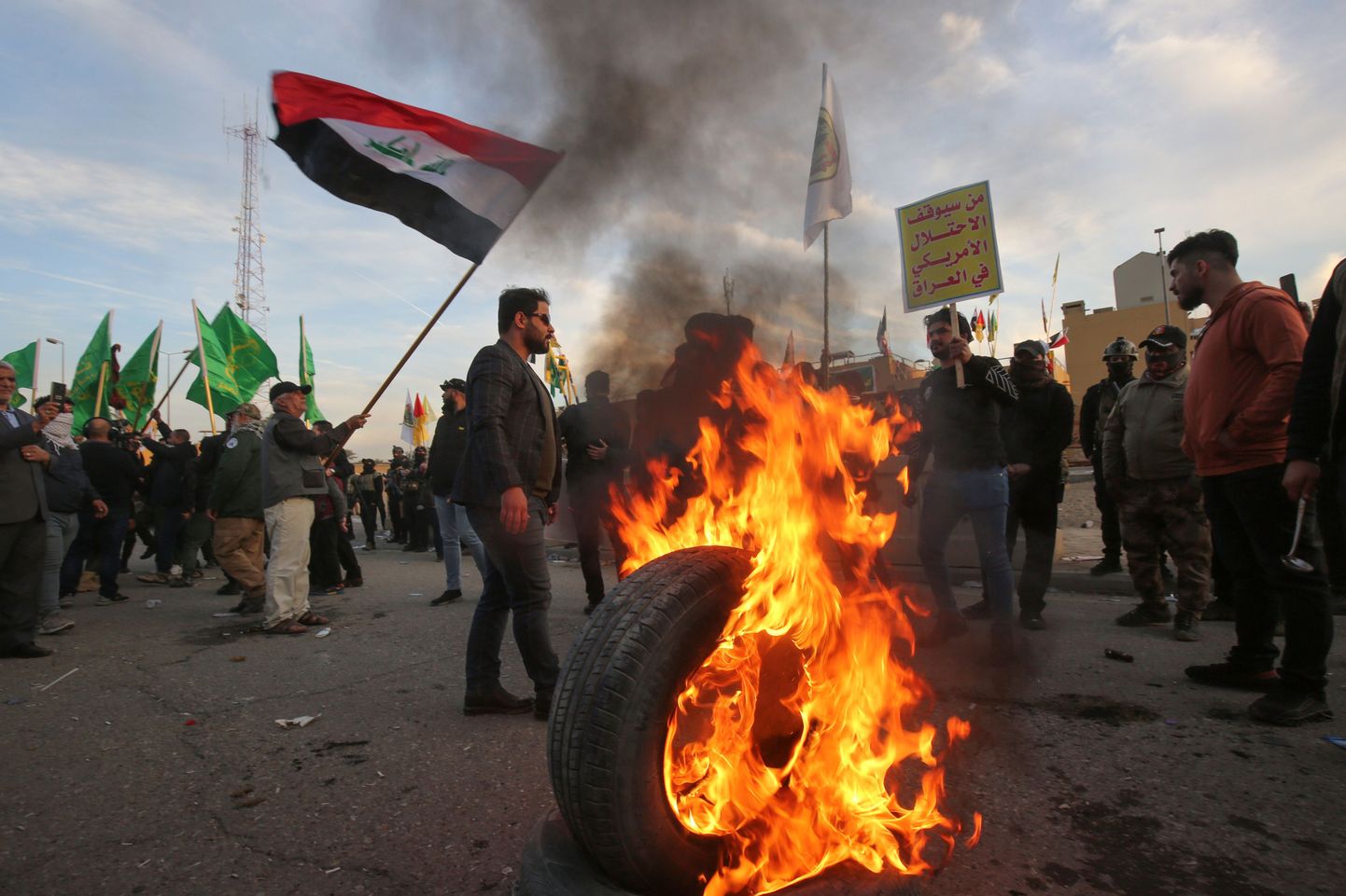 Сторонники "Аль-Хашд аш-Шаби" у посольства США в Багдаде 1.01.2020.