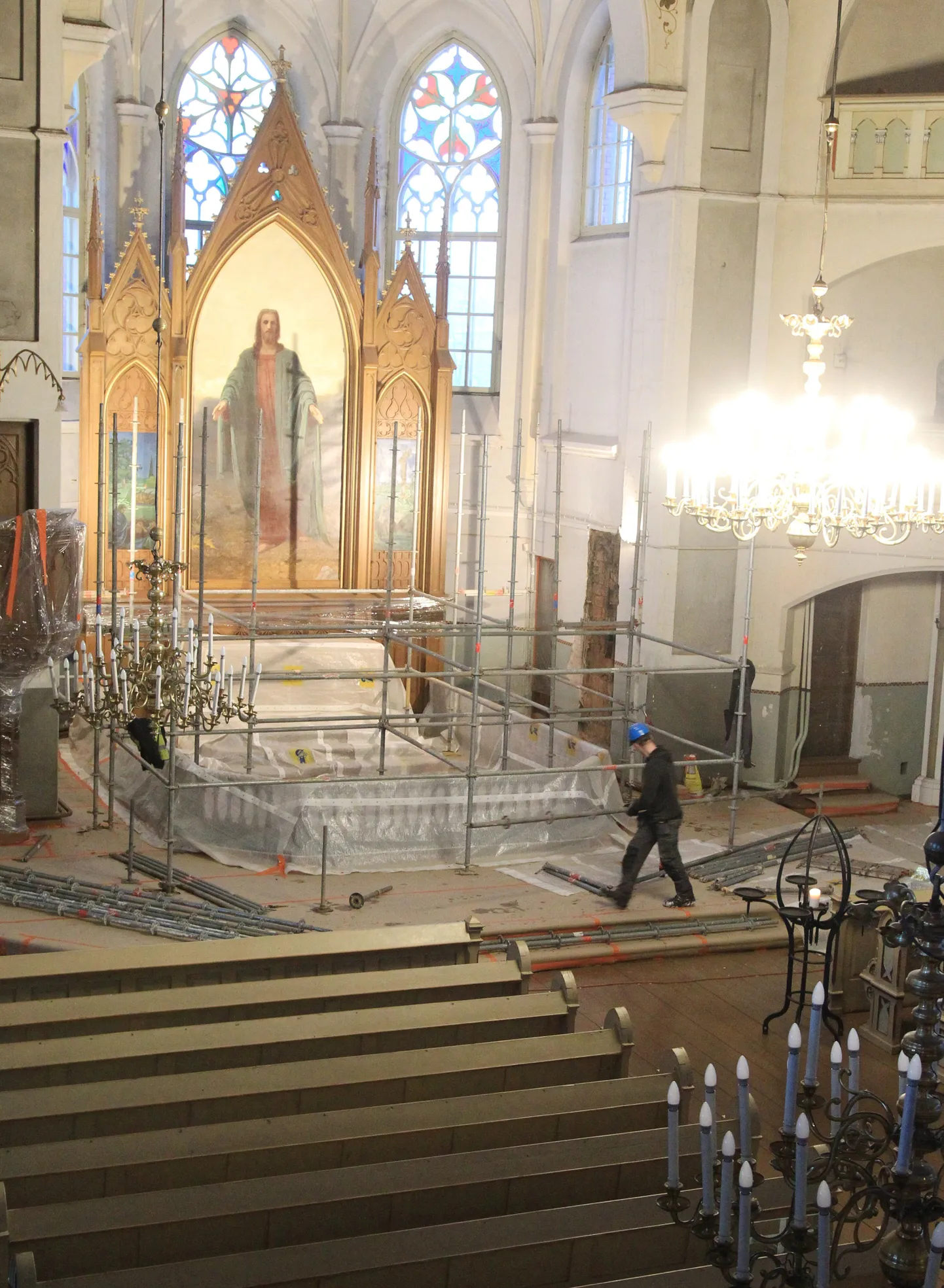 Suurele altarimaalile üle 20 aasta hiljem lisatud külgmised maalid eemaldatakse remondi ajal, sest eesmärk on taastada kogu altar algsel kujul. Eile püstitasid remondimehed tellinguid. Altariruum jääb nende töötandriks märtsi lõpuni.