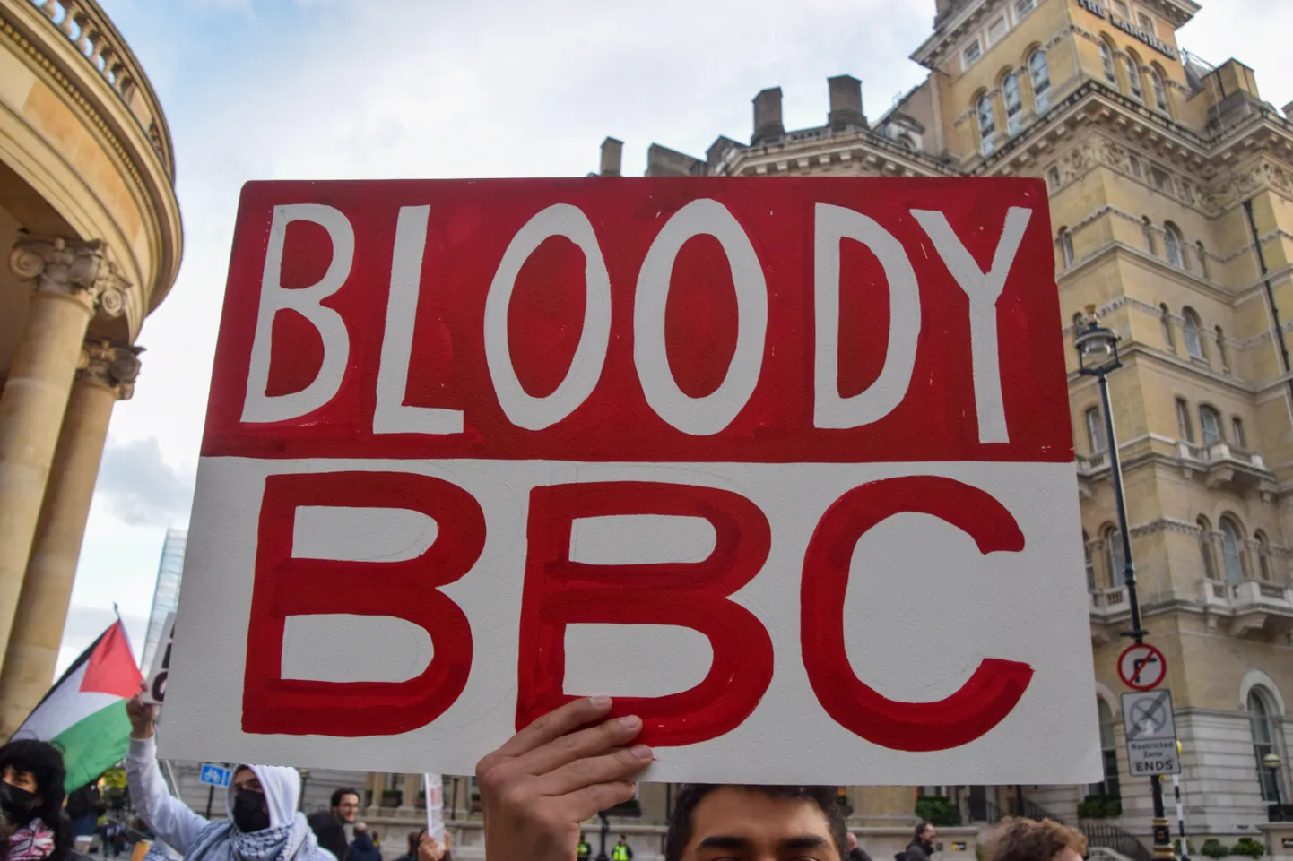 Palestiina-meelne protest Londonis BBC peakontori ees 15. aprillil.