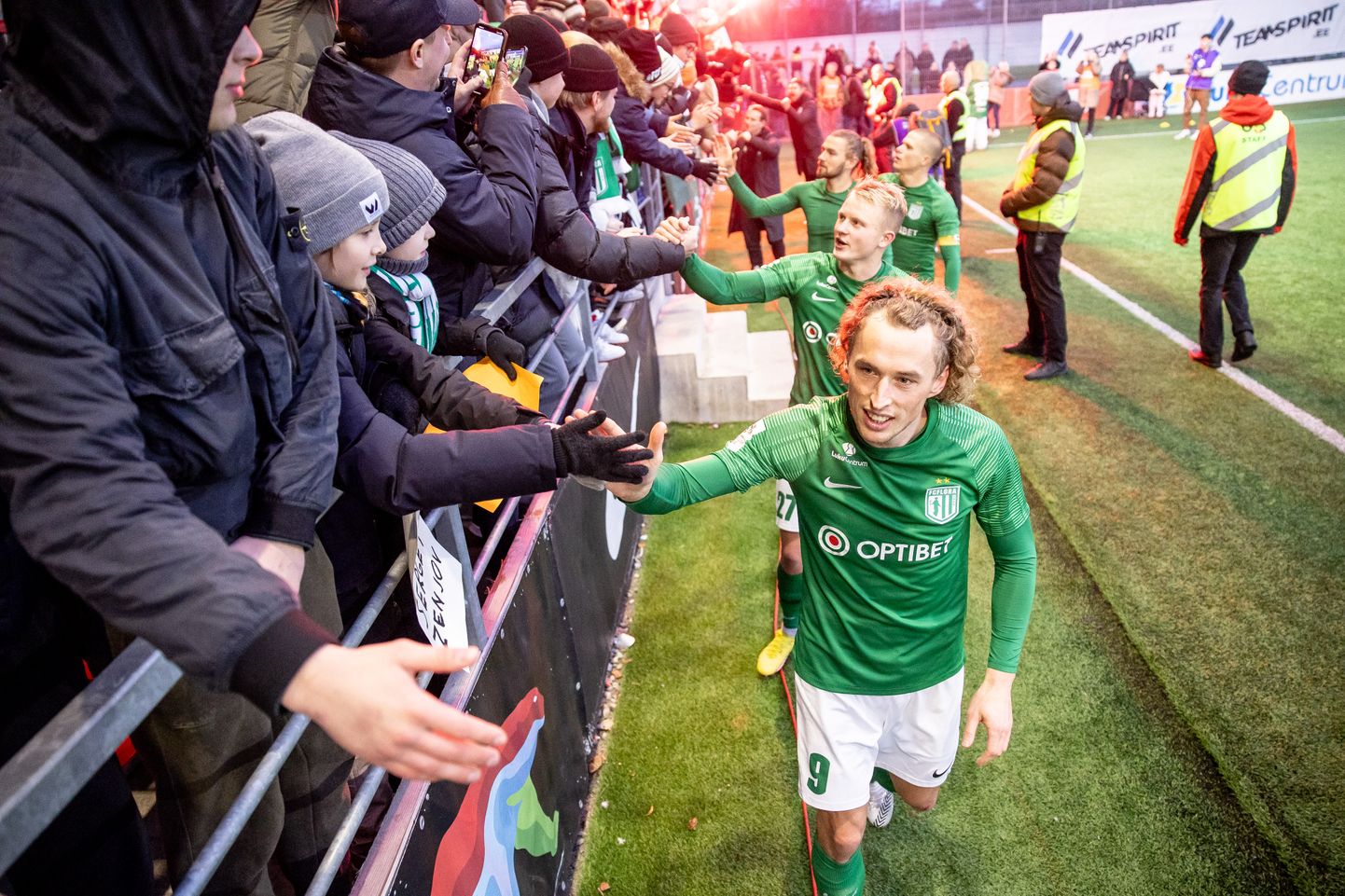 Tallinna FC Flora mängijad pärast 2023. aasta Premium liiga võitmist. Esiplaanil Rauno Alliku.