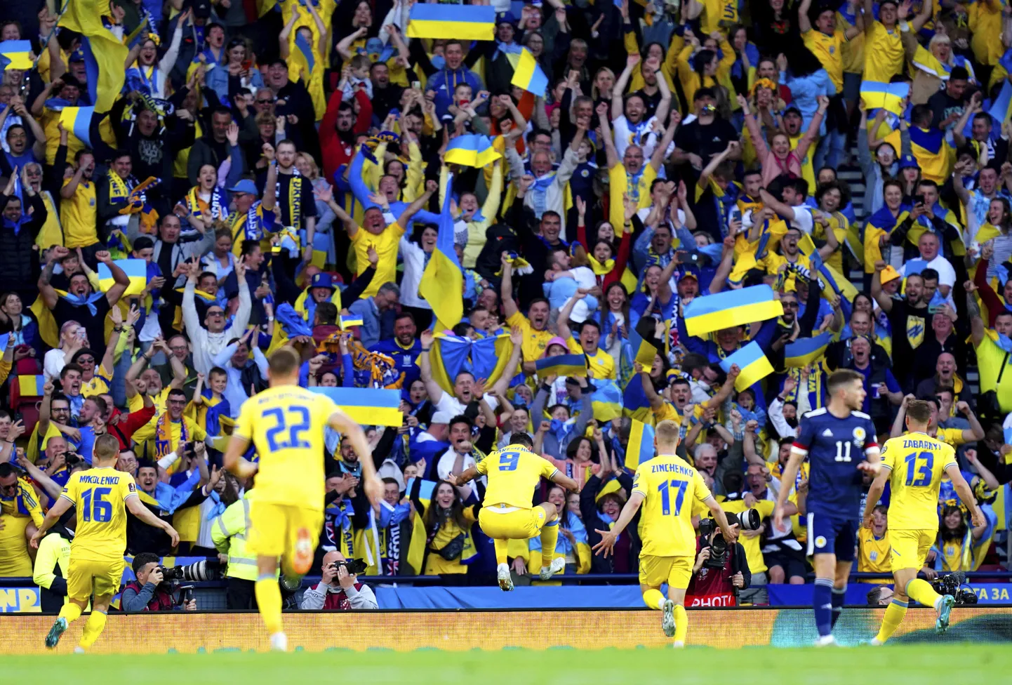 Ukraina asus teise poolaja alguses Šotimaa vastu juhtima 2:0. Väravaautor Roman Jaremtšuk (keskel, nr 9) hüppas ovatsioonide saatel tribüünile, et juubeldada koos poolehoidjatega.