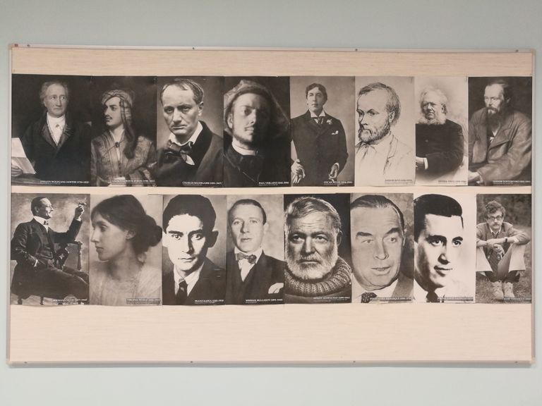 Klassiruumi seina ilmestavad kuulsate kirjanike portreed