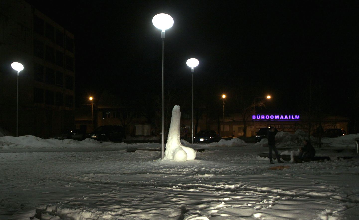 Nädalavahetusel püstitasid tundmatud autorid Pärnu kesklinna lumest fallose.