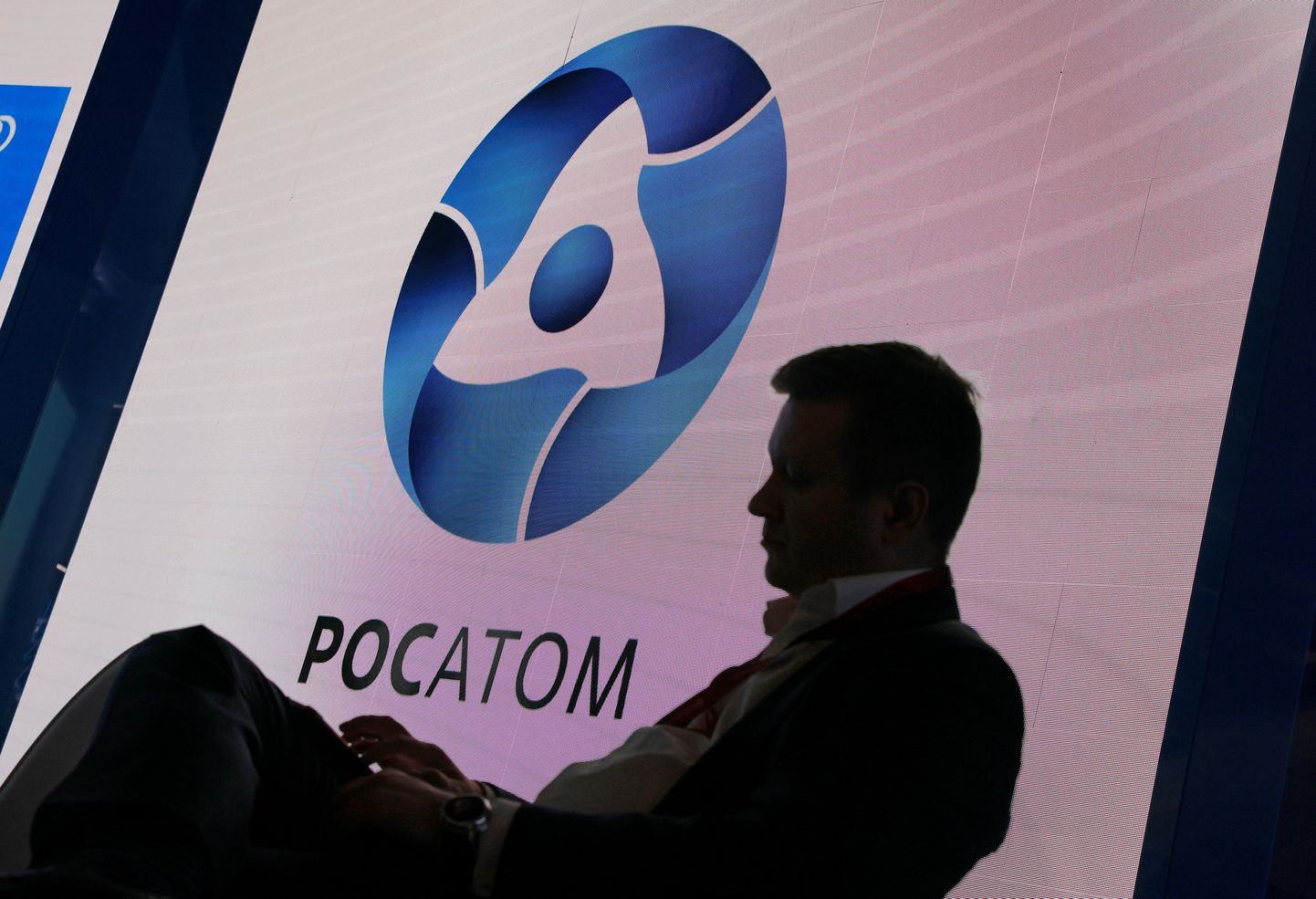 Rosatomi logo Moskva energiakonverentsil.