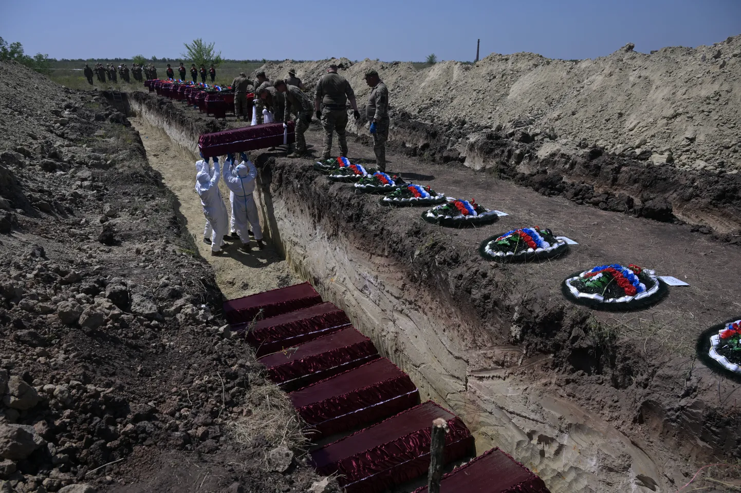 Üks Vene sõdurite ühishaud Ukrainas, kuhu sängitatakse nende sõdurite laibad, kelle isikut polnud võimalik tuvastada.