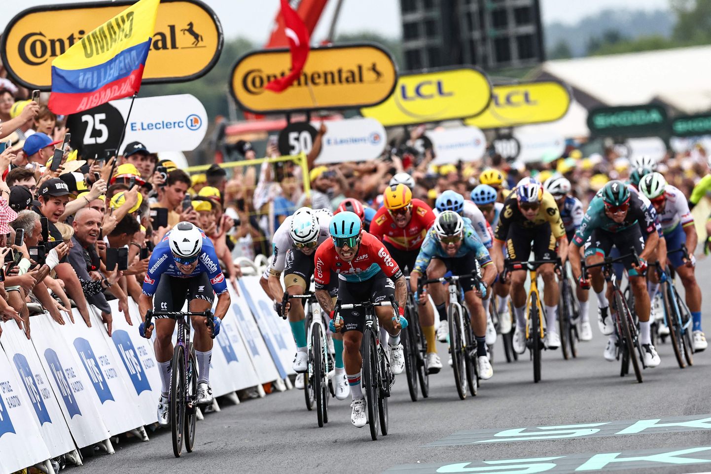 Belgia rattur Jasper Philipsen oli möödunud hooajal Tour de France'i parim sprinter. Suure töö tegi tema nimel ära lahtivedaja Mathieu van der Poel.