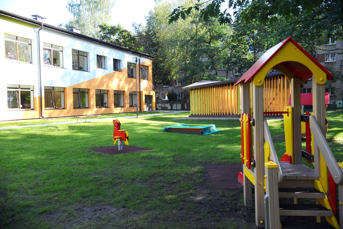 Rotaļu laukums Rīgas 182. pirmsskolas izglītības iestādes jaunajā filiālē.
