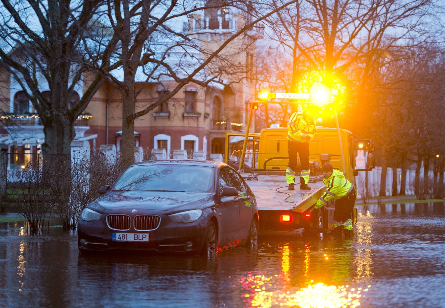 Torm ujutas üle eelkõige Pärnu rannarajooni tänavad. Ammende villa juures vajas auto abi veest väljasikutamisel ning võis näha veel teisigi samas seisus sõidukeid.