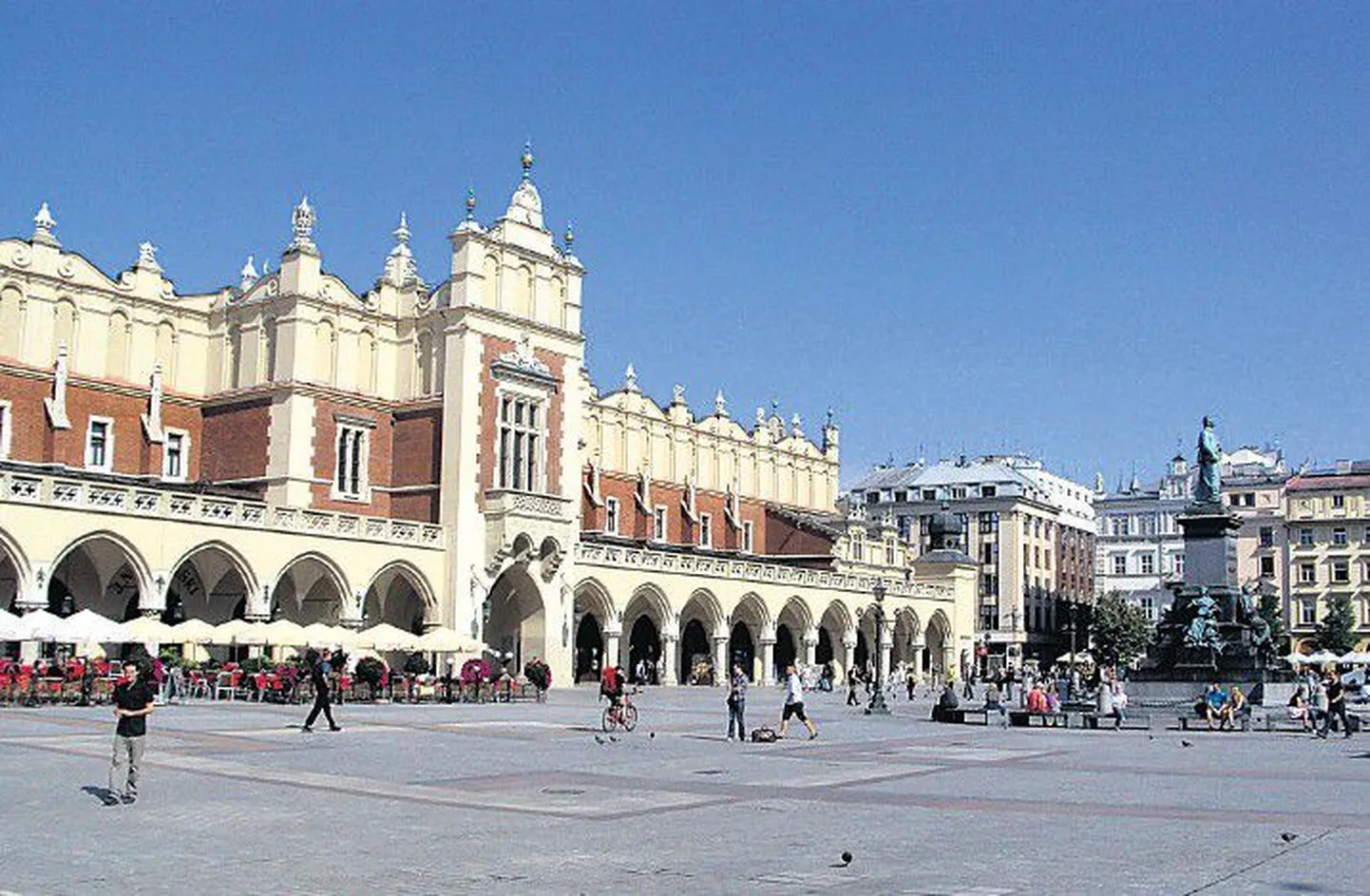 Основанный в VII веке Краков был столицей Польши до 1596 года, поэтому его архитектура по-столичному величественна. На фото — бывшая рыночная площадь, находящаяся в центре Старого города.