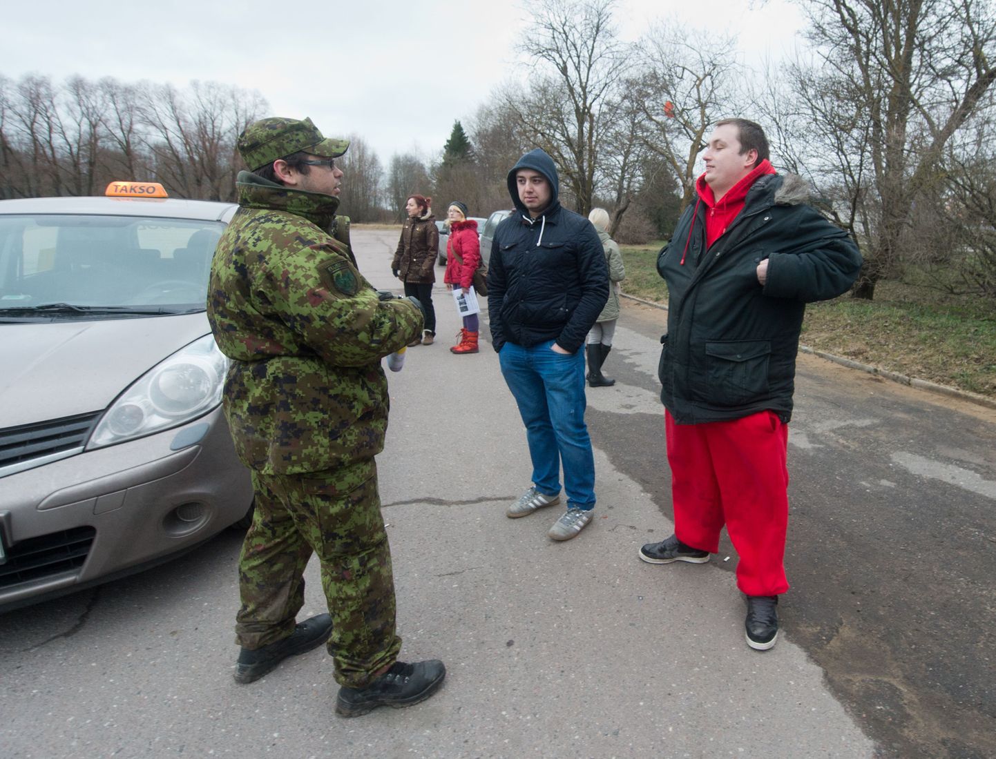 Vabatahtlikud kogunesid Harku järve äärsesse parklasse, kust suunduti kadunud noorukit otsima.