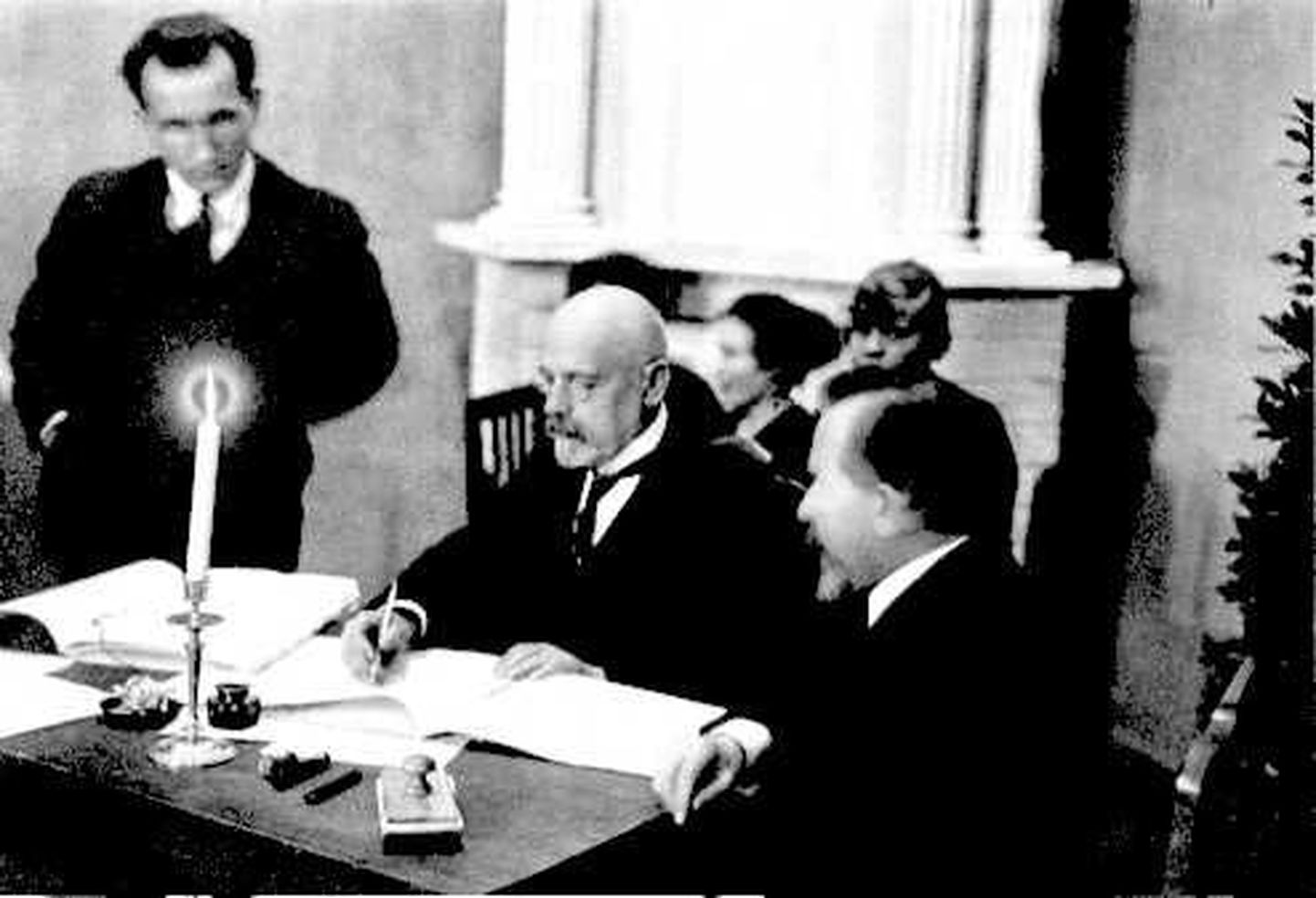 Jaan Poska Tartu rahu lepingut allkirjastamas.