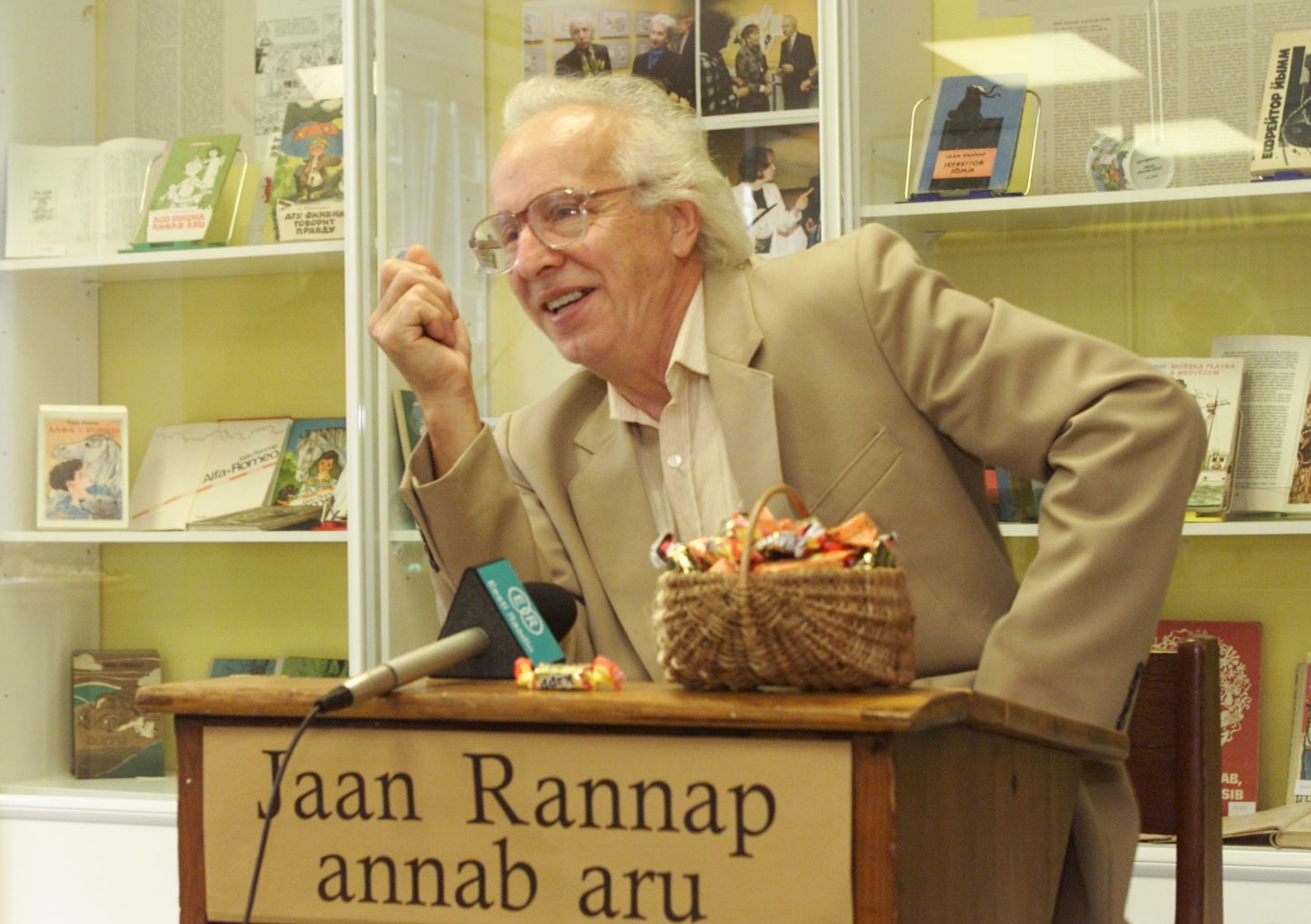 Lastekirjanik Jaan Rannap oma 70. sünnipäeval.