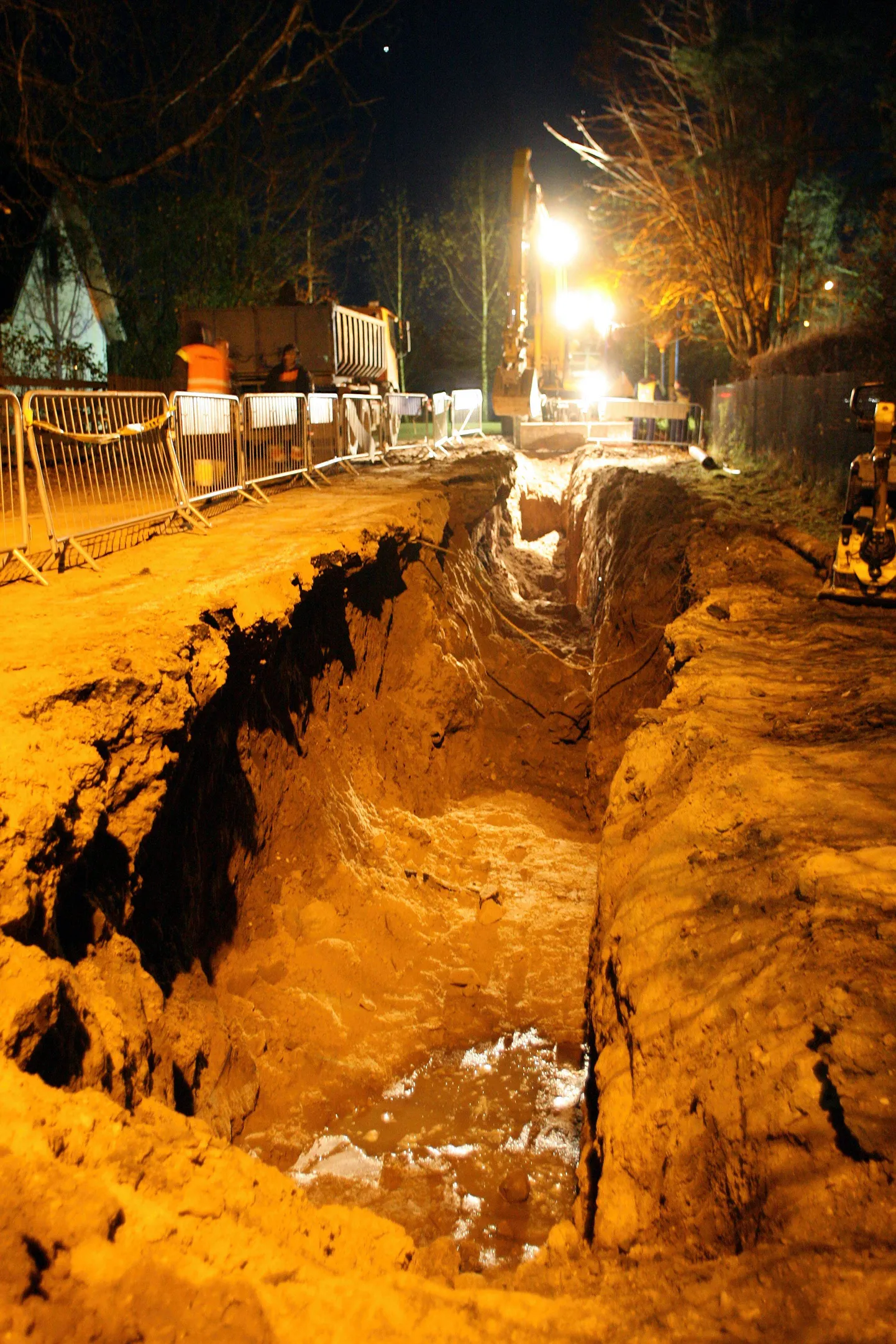 2009. aasta 3. novembri õhtul varises see Mustlas Tiigi tänavale kaevatud kraav niimoodi sisse, et mattis enda alla kaks selles töötanud meest. Üks neist hukkus.
