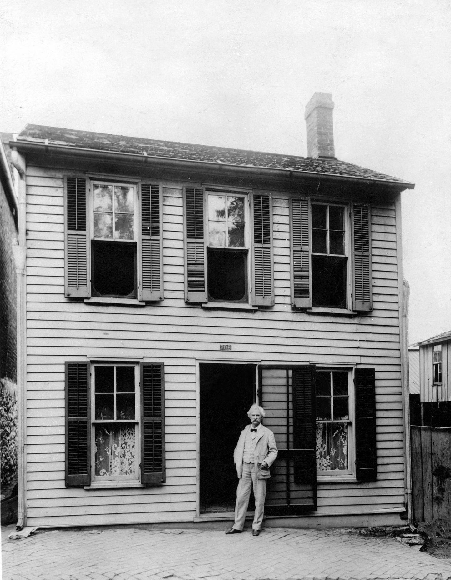 Mark Twain Hannibalis oma lapsepõlvekodu ees