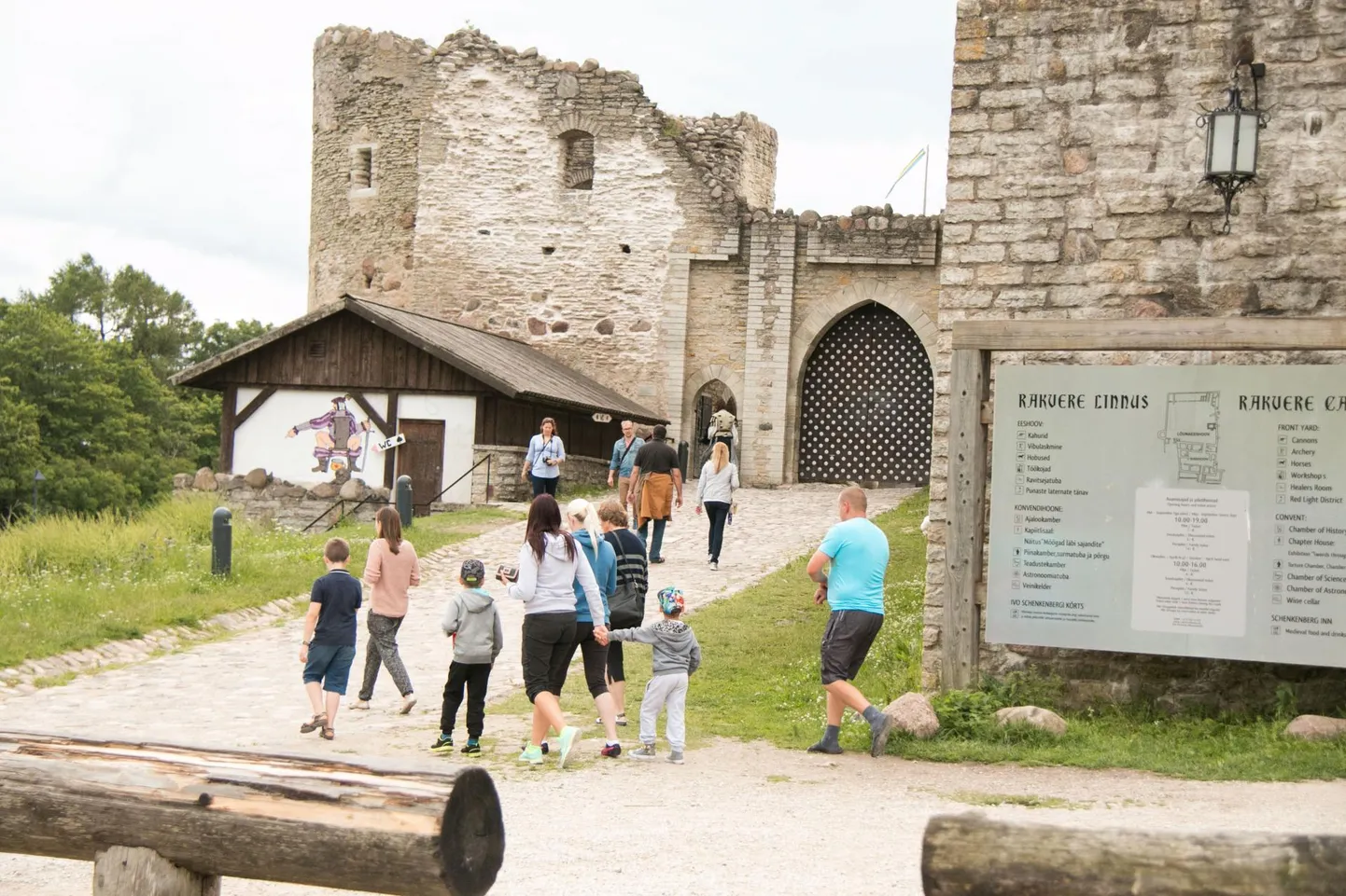 Rakvere linnuses käib küll päris palju Aasia turiste, kuid väga suur osa neist on saabunud Eestisse ristluslaevadega ja siin ei ööbi.