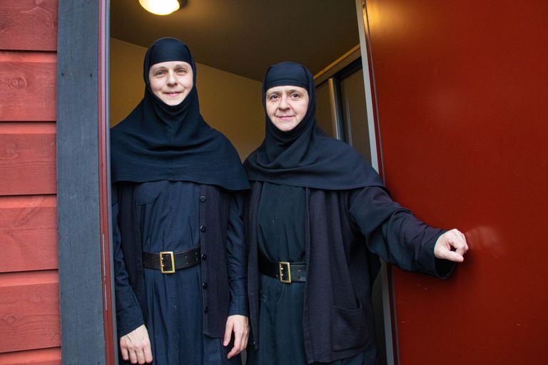 UKS AVATUD: Õde Theohariti ja nunn Theofili teekäijaid ukselt tagasi ei saada.