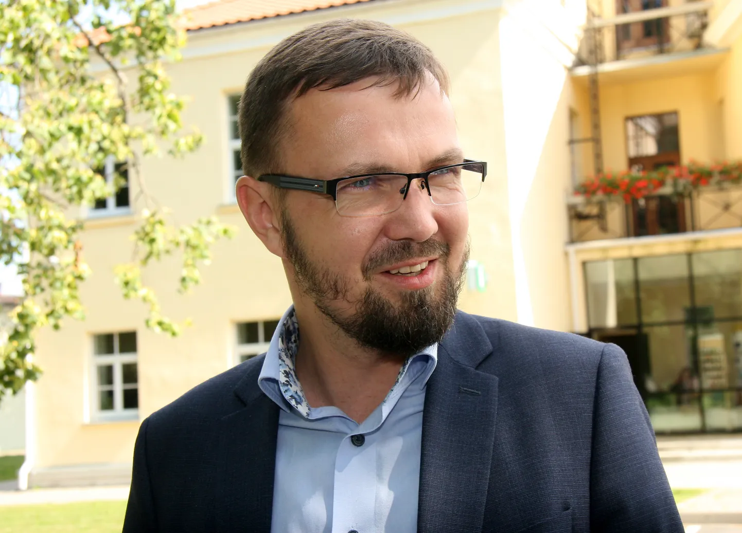 Райт Куузе в первый день работы в Йыхвиском волостном доме: "Надеюсь, что в Йыхвиской волости я получу целостное представление и, возможно, найду пару друзей, которые не побоятся мне позвонить - пожаловаться, если государство что-то делает неправильно, или рассказать об успехах".