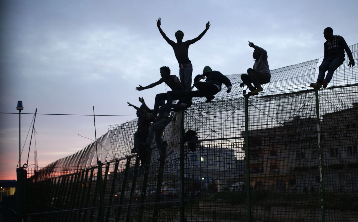 Migrandid Ceuta piiritara ületamas.