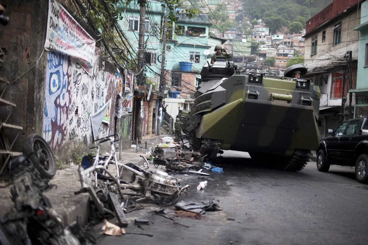 Brasiilia mereväelane sõitis eile Rocinha slummi sisenedes mootorratastest üle.