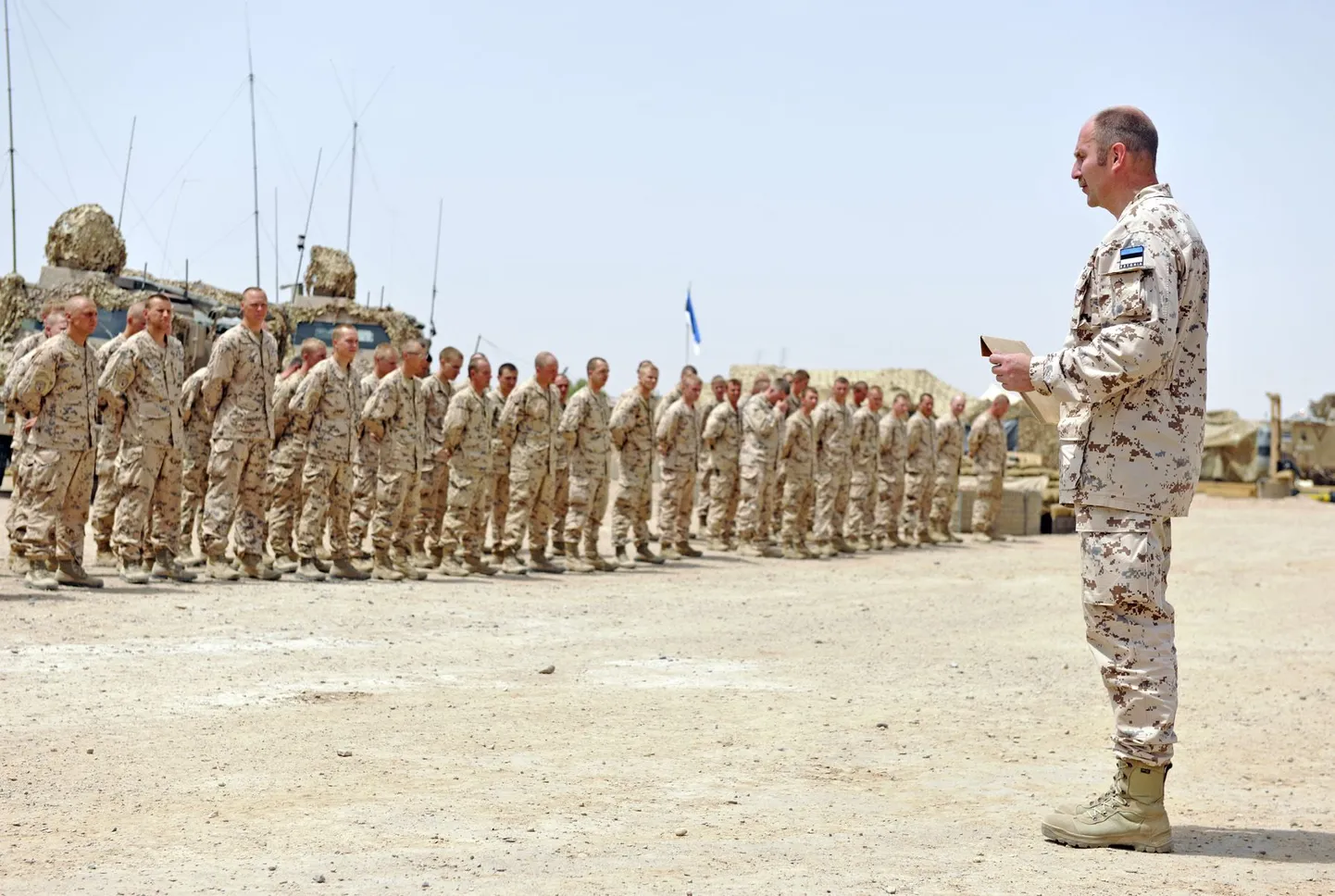 Kaitseväe peastaabi ülem kolonel Neeme Väli koos Eesti jalaväelastega rännakul Helmandi provintsis Afganistanis.