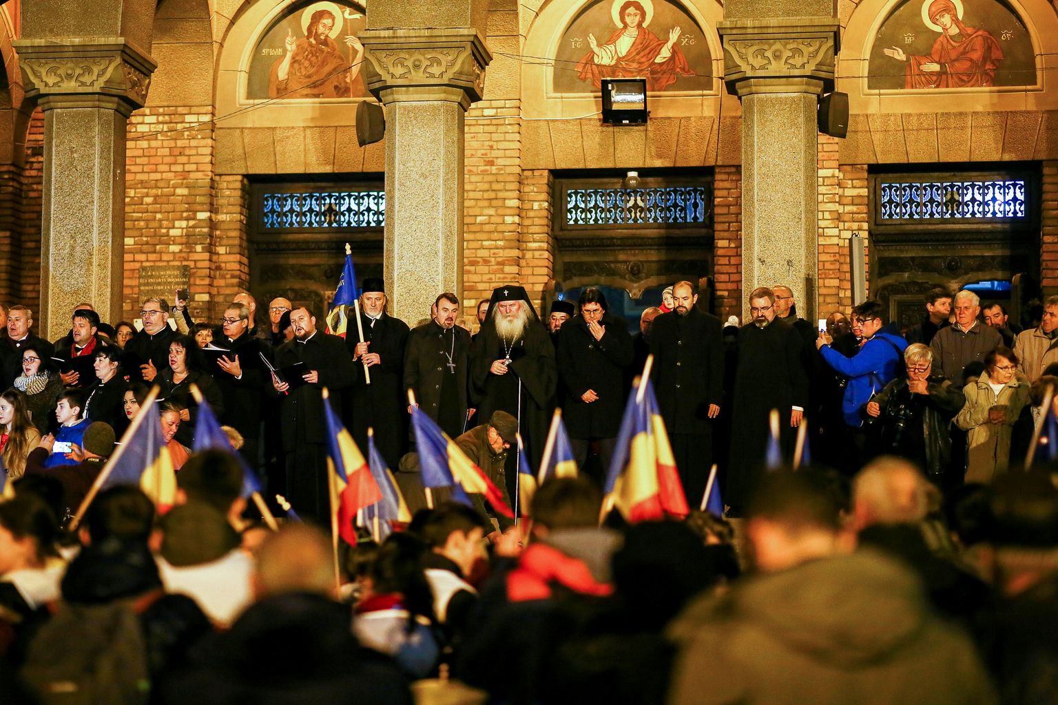 Rumeenia kommunistliku režiimi kukutanud rahvarevolutsiooni alguse 30. aastapäeva tähistaval "Vabaduse marsil" osalejad pühapäeval riigi lääneosas Timișoara linnas.