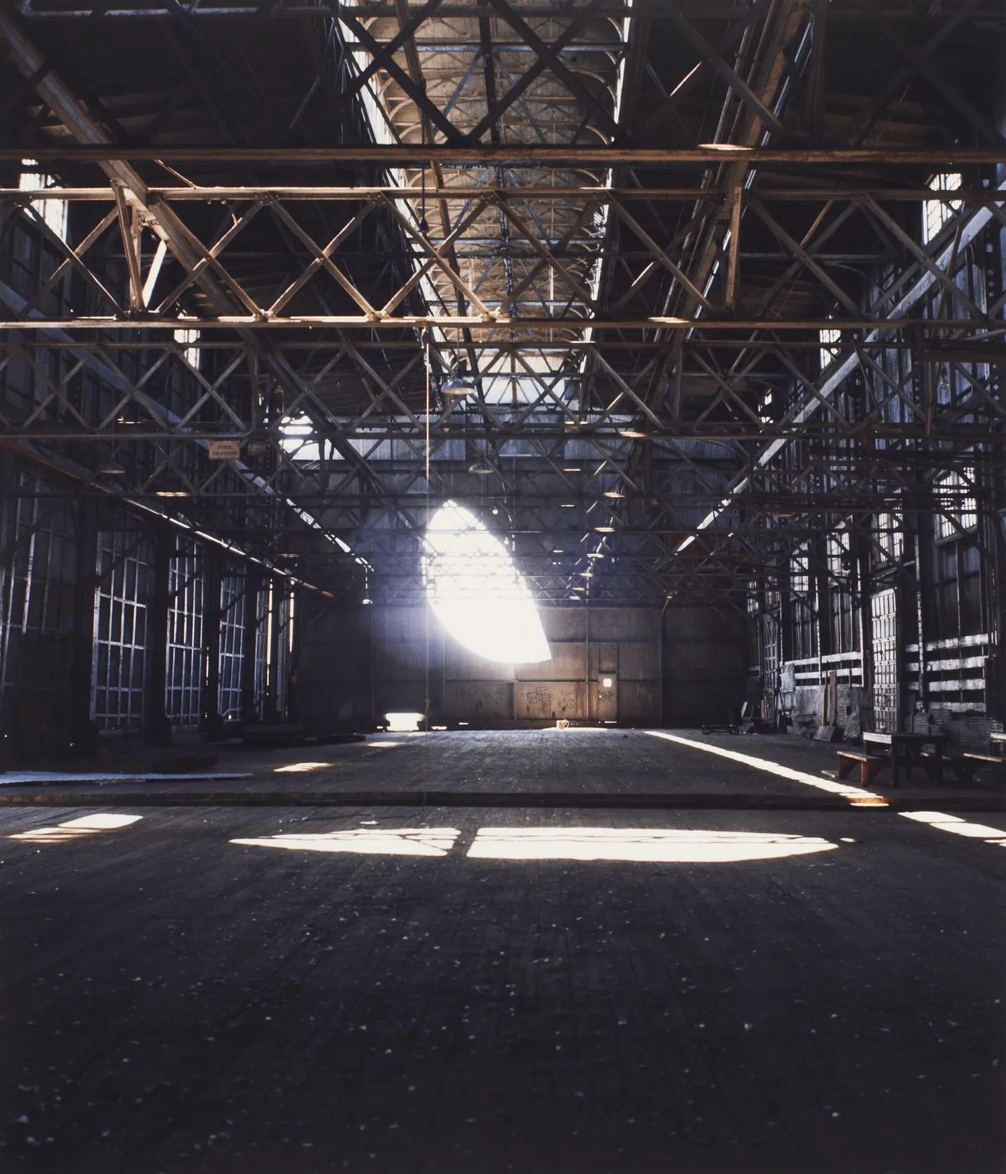 Gordon Matta-Clark (1943–1978) «Päeva lõpp (kai 52)». 1975 Cibachrome. 121,9 × 104,1 cm