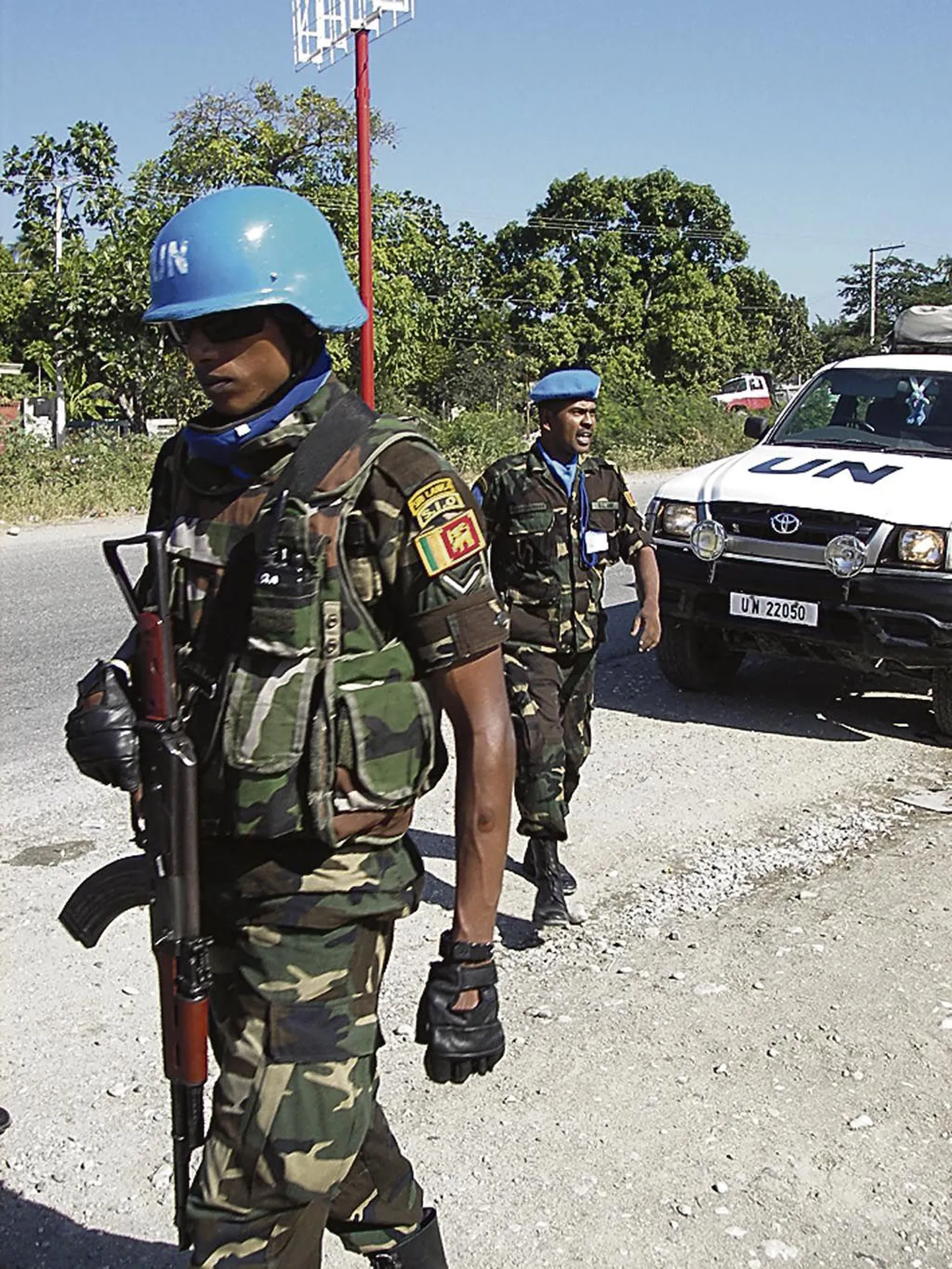 Haitil patrullivad ÜRO sinistes kiivrites rahuvalvajad.