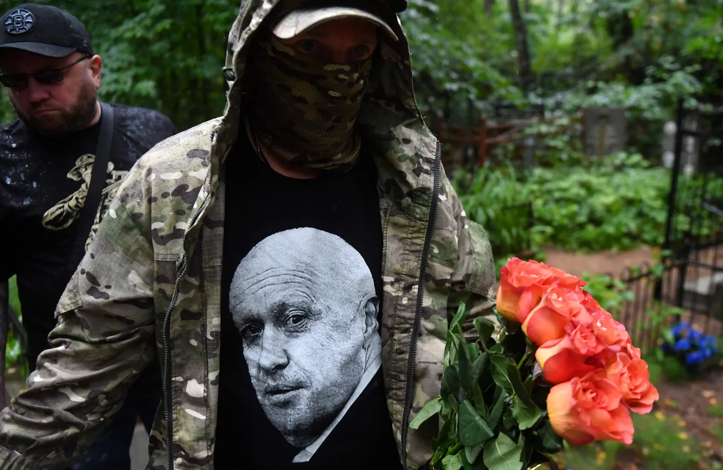 Люди несли цветы к могиле Пригожина на петербургском кладбище, 23 августа 2024 года.