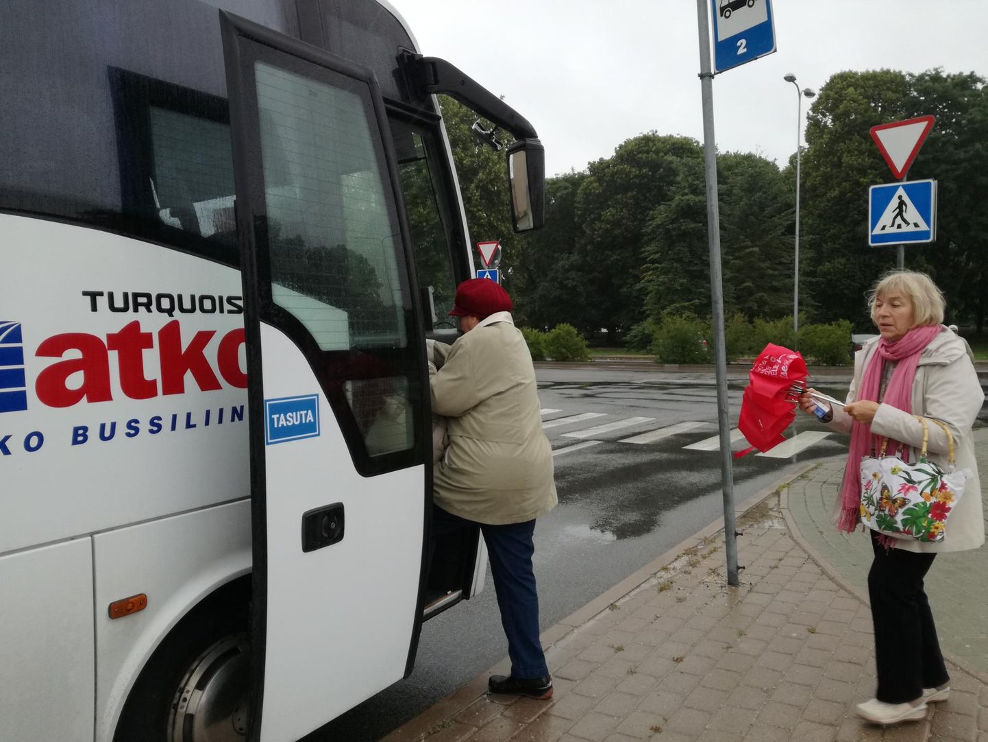 Esmaspäeva hommikul startis Jõgeva bussijaamast esimene Jõgeva-Tartu buss, mis on kõigile tasuta.