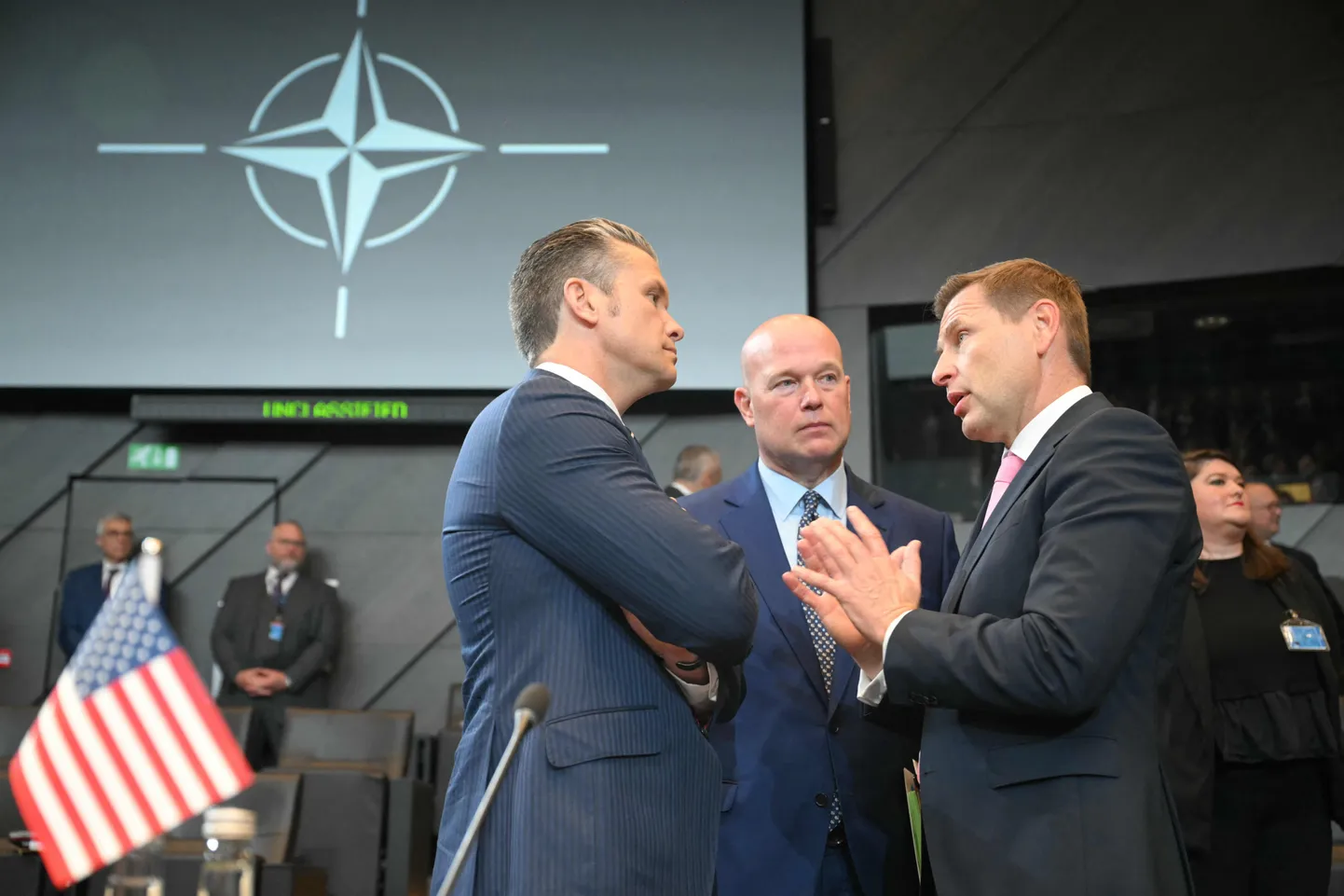 USA kaitseminister Pete Hegseth (vasakul) vestlemas Brüsselis NATO tippkohtumisel Eesti kaitseminister Hanno Pevkuriga (paremal). Keskel on USA suursaadik NATO-s Matthew Whitaker.