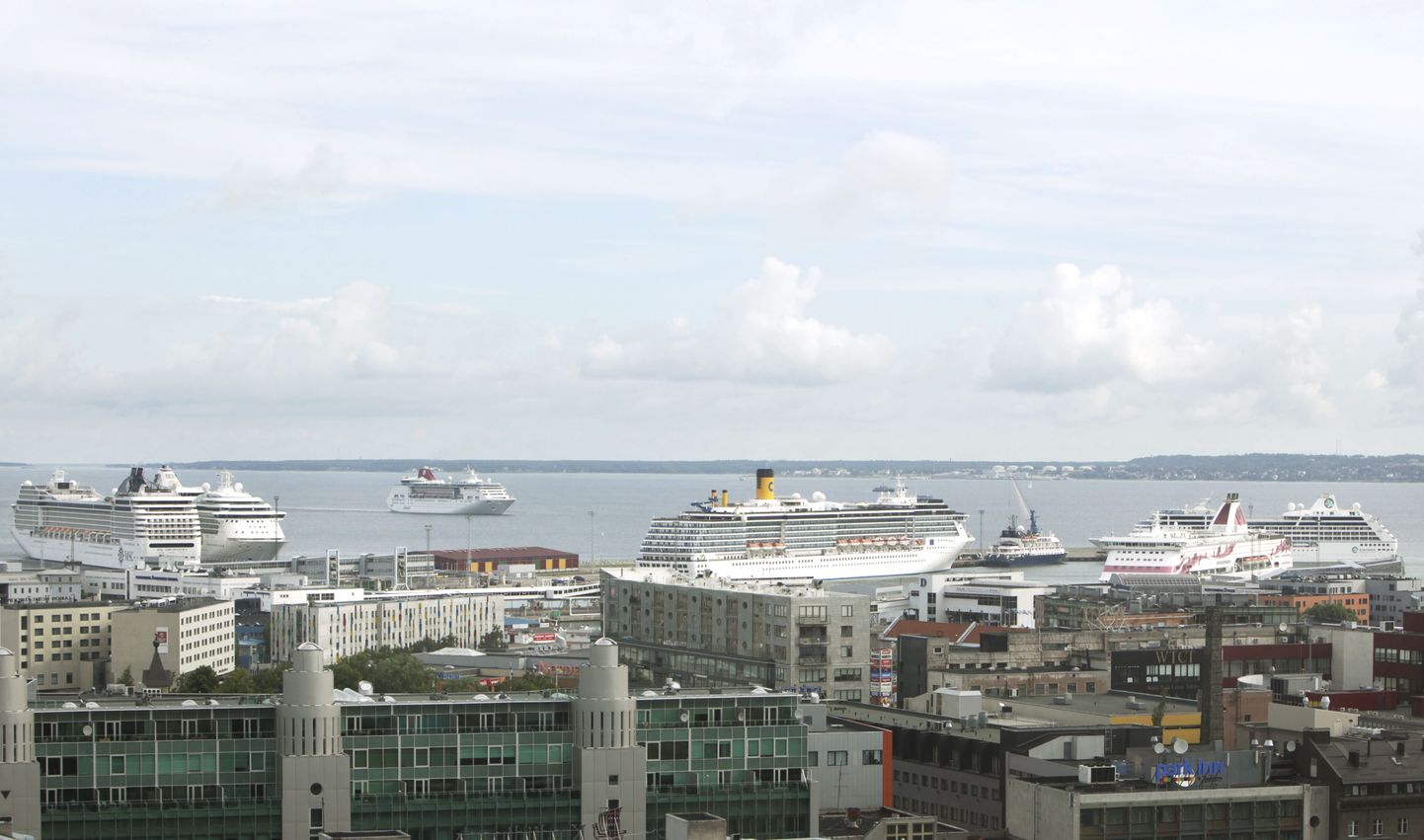 Kruiisilaevad Tallinna sadamas. Üks neist on saabumas.
