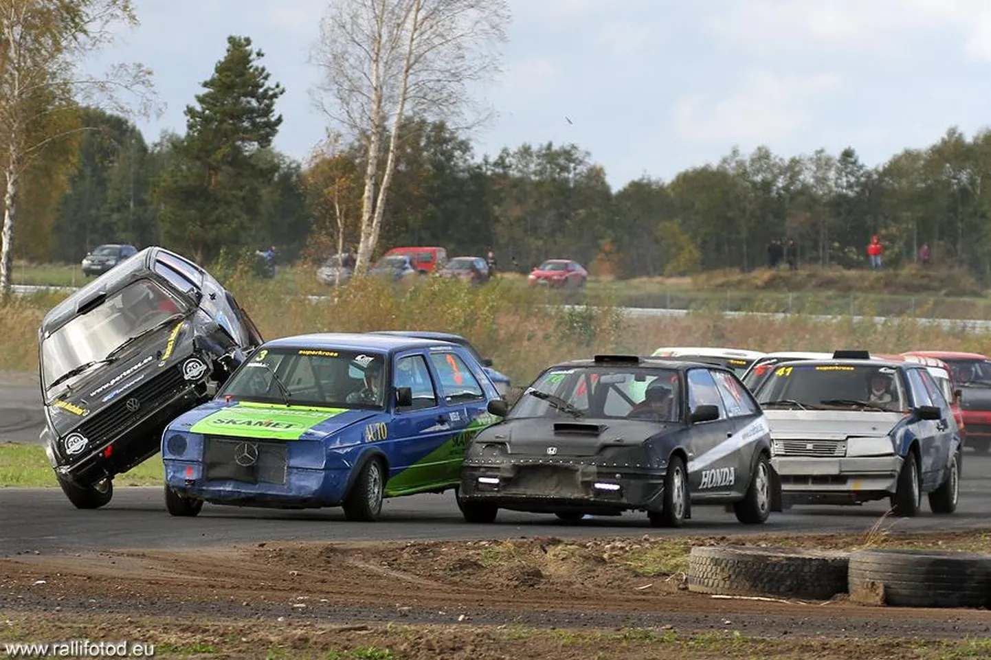 Superkross ringrajal pakub nii sõitjatele kui pealtvaatajatele ohtralt närvikõdi.