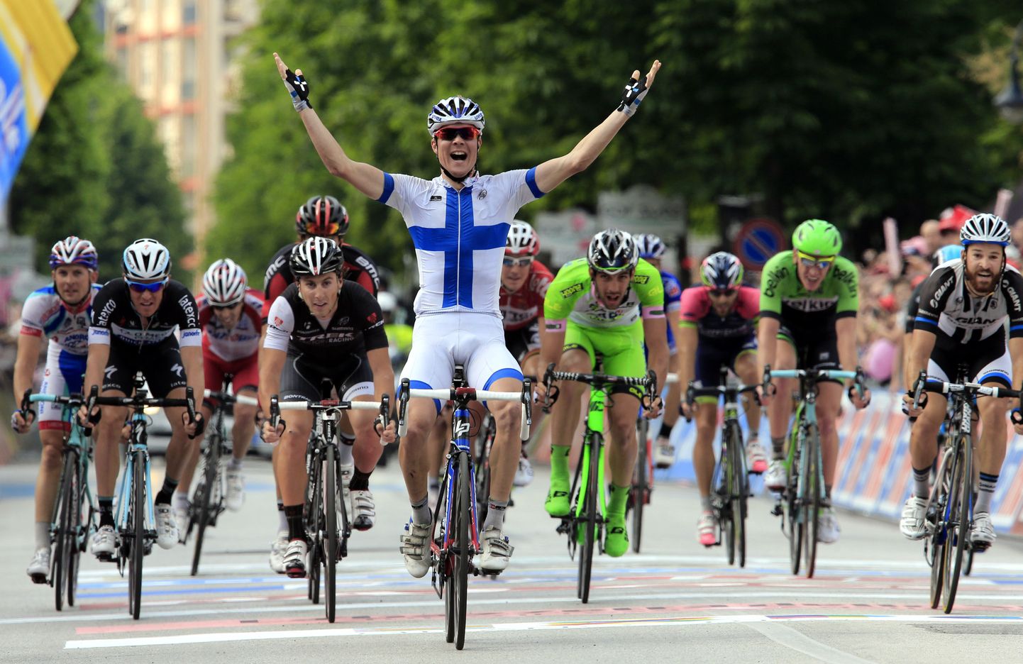 Jussi Veikkanen (keskel) tänase Giro etapi finišis.