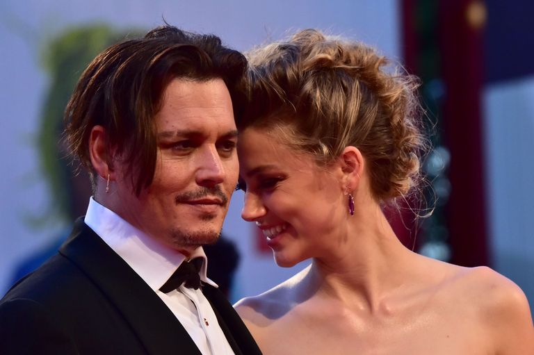 Näitlejad Johnny Depp ja Amber Heard 2015. aasta septembris Veneetsias. Paar oli selleks hetkeks seitse kuud abielus. Daily Mail vahendab, et paari probleemid algasid juba kuu pärast abiellumist, kui Deppi sõrm sai tüli käigus tõsiselt vigastada. Heard oli vihaga pudeleid loopinud.