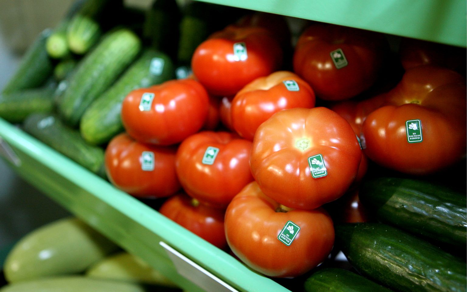Gurķi un tomāti zemnieku saimniecībā "Ezerkauliņi" lielveikalu tīkla "Maxima", "Latvijā audzētu dārzeņu loģistikas" un "Ezerkauliņu" programmas "No ražas līdz ražai" atklāšanas preses konferencē.