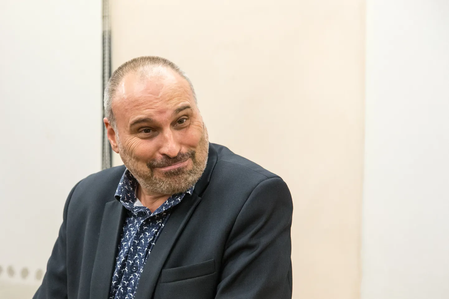 Kiviõli 1. keskkooli õpetajad, samuti hoolekogu ning lastevanemad on pettunud, et Lüganuse vallavanema Viktor Rauami ettepanekud kompromissiks on olnud sisutühjad ning nende soove direktori valimisel ei arvestatud.