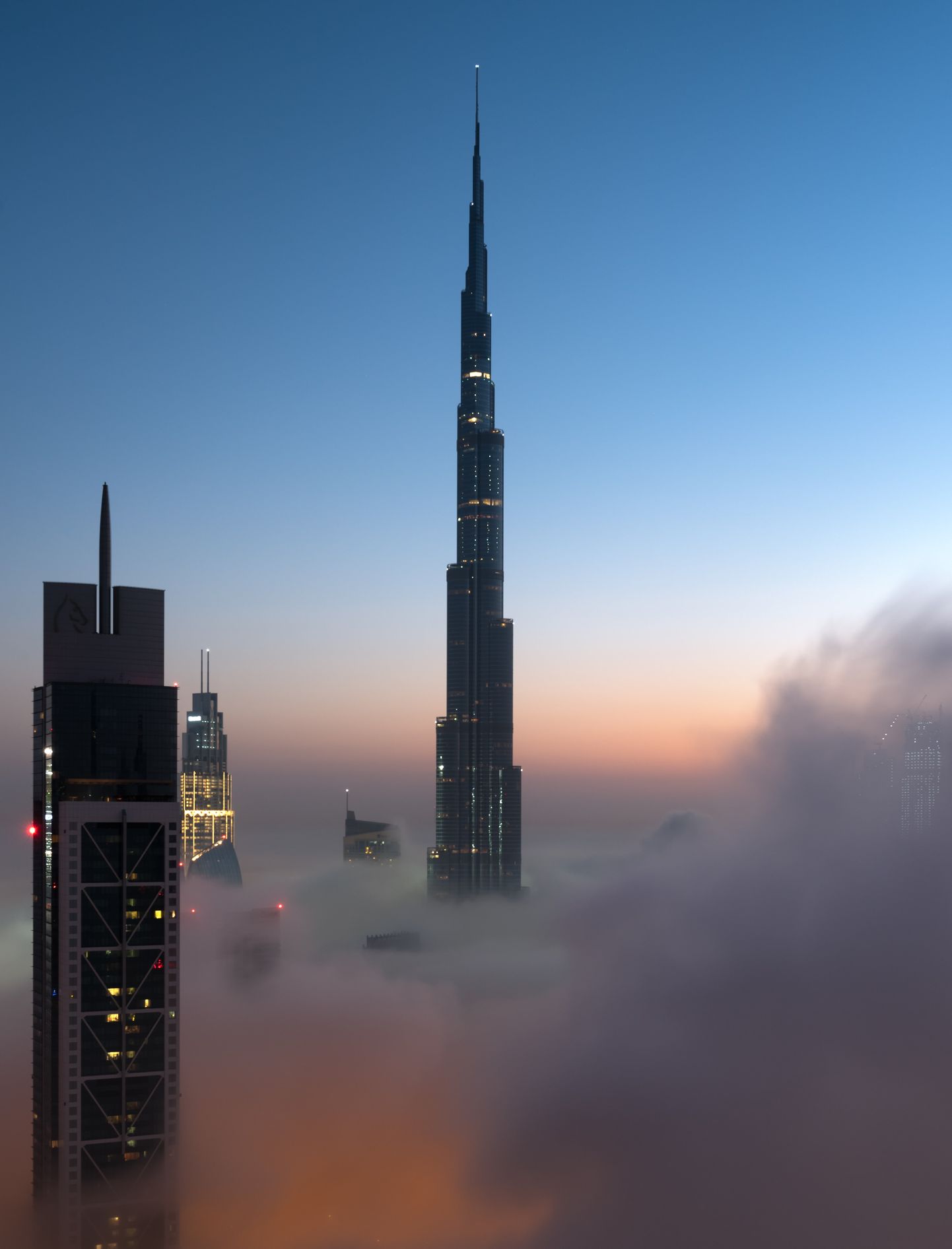 Dubai kõrghooned on ulatuvad paksust uduloorist välja