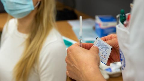 По крайней мере одной дозой вакцинированы более 400 000 жителей Эстонии