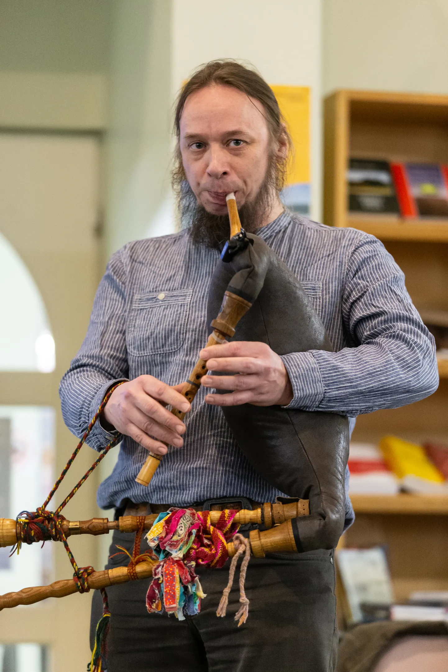 "Panen kohe pilli hüüdma, siis saab sisse elada," juhatas pärimusmuusik Lauri Õunapuu sisse autoritunni, mis tõi kokku täissaali.