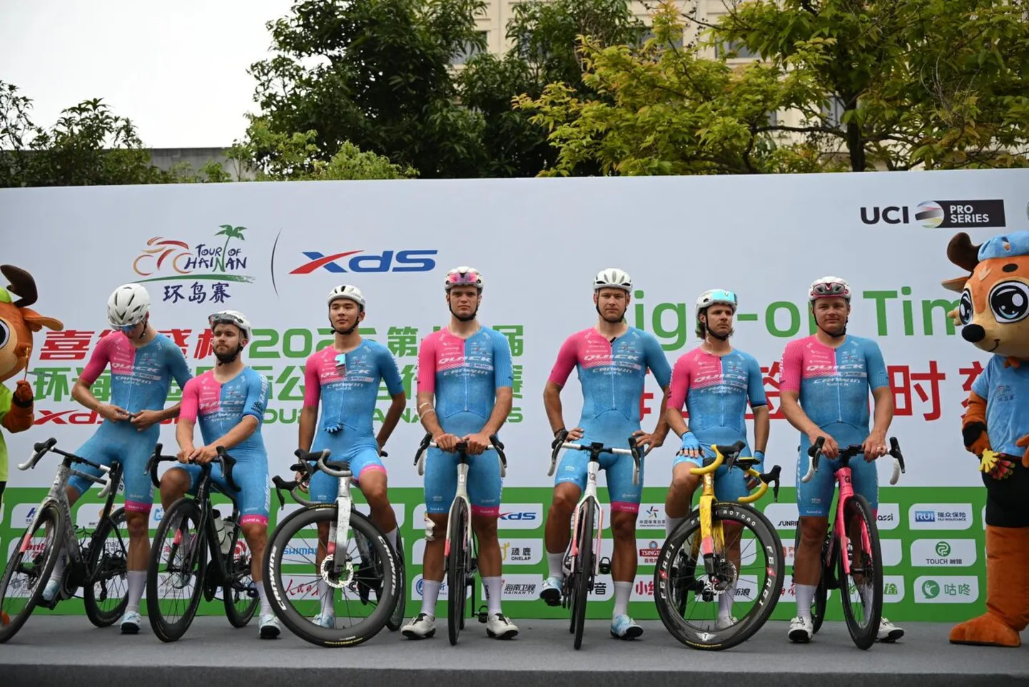 Quick Pro Team ja Karl Patrick Lauk (keskel).