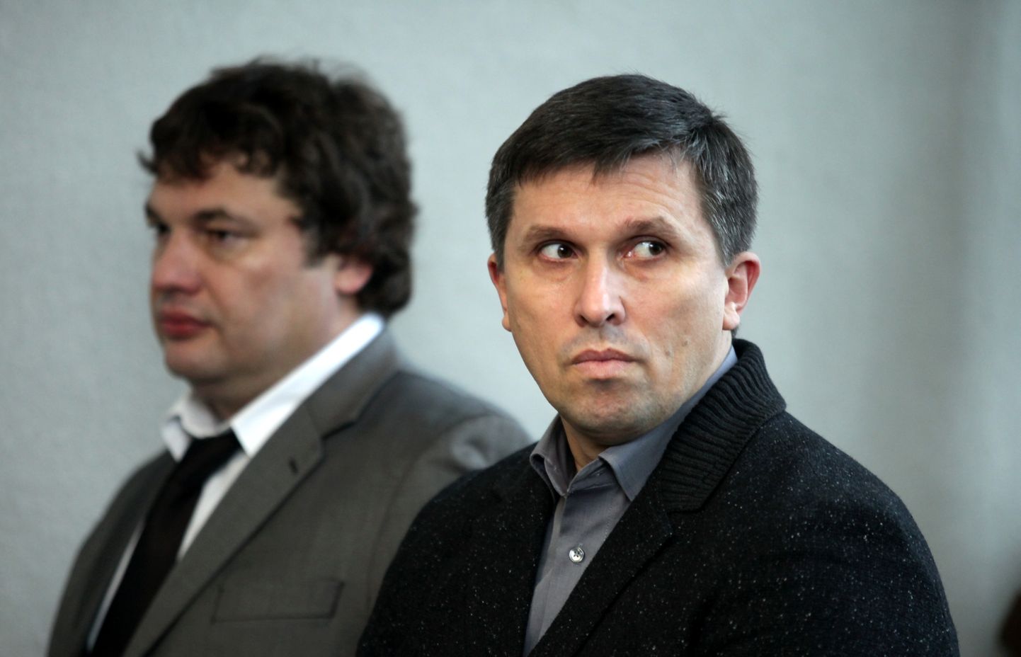 Apsūdzētie - Mihails Kreicers (no kreisās) un Sergejs Kravcovs pirms Rīgas pilsētas Zemgales priekšpilsētas tiesas sēdes, kurā sāka izskatīt Bērnu slimnīcas kukuļošanas lietu.