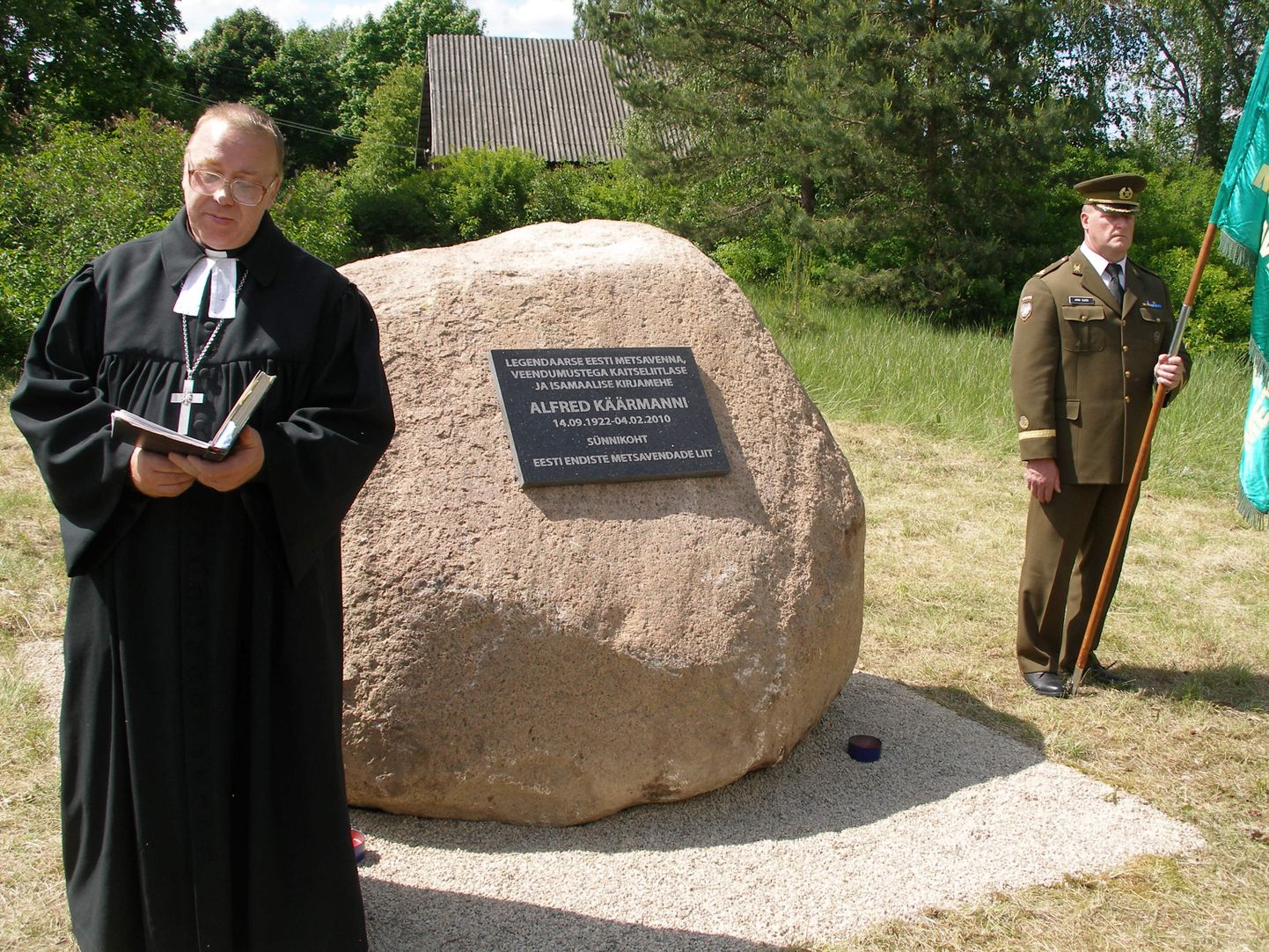 Vastseliina koguduse õpetaja Toivo Hollo avamas Alfred Käärmanni mälestuskivi.