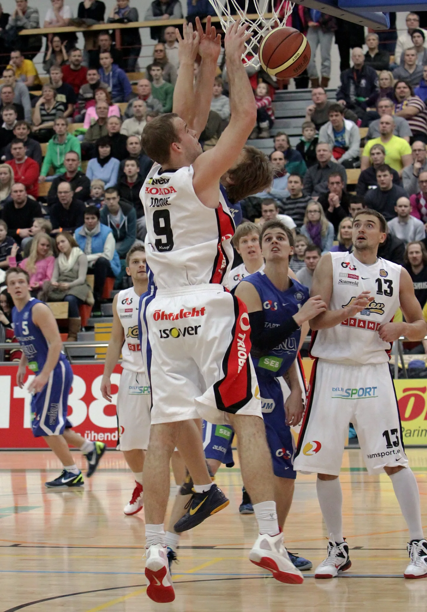 Kalev/Cramo mängijad (valges).