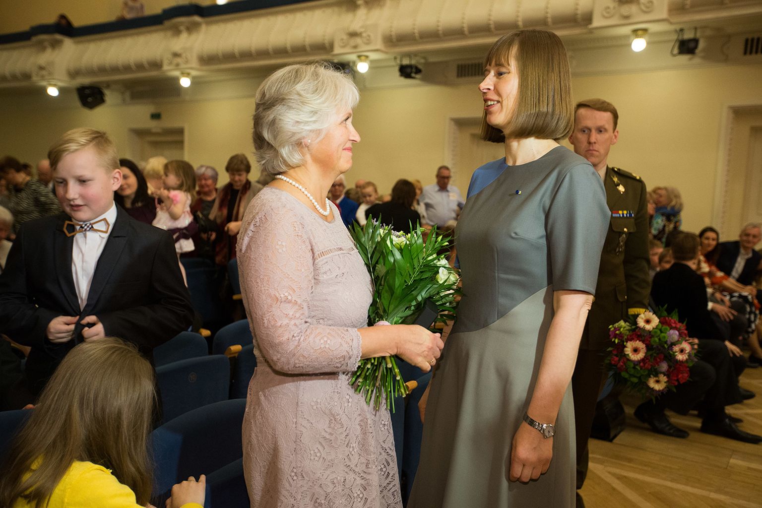 2017. aastal pälvis aasta ema tiitli järvalane Heli Veeber (vasakul), teda õnnitleb president Kersti Kaljulaid.