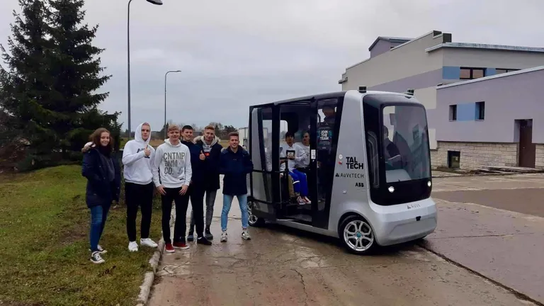 Kundas vurab ringi iseliikuv auto.