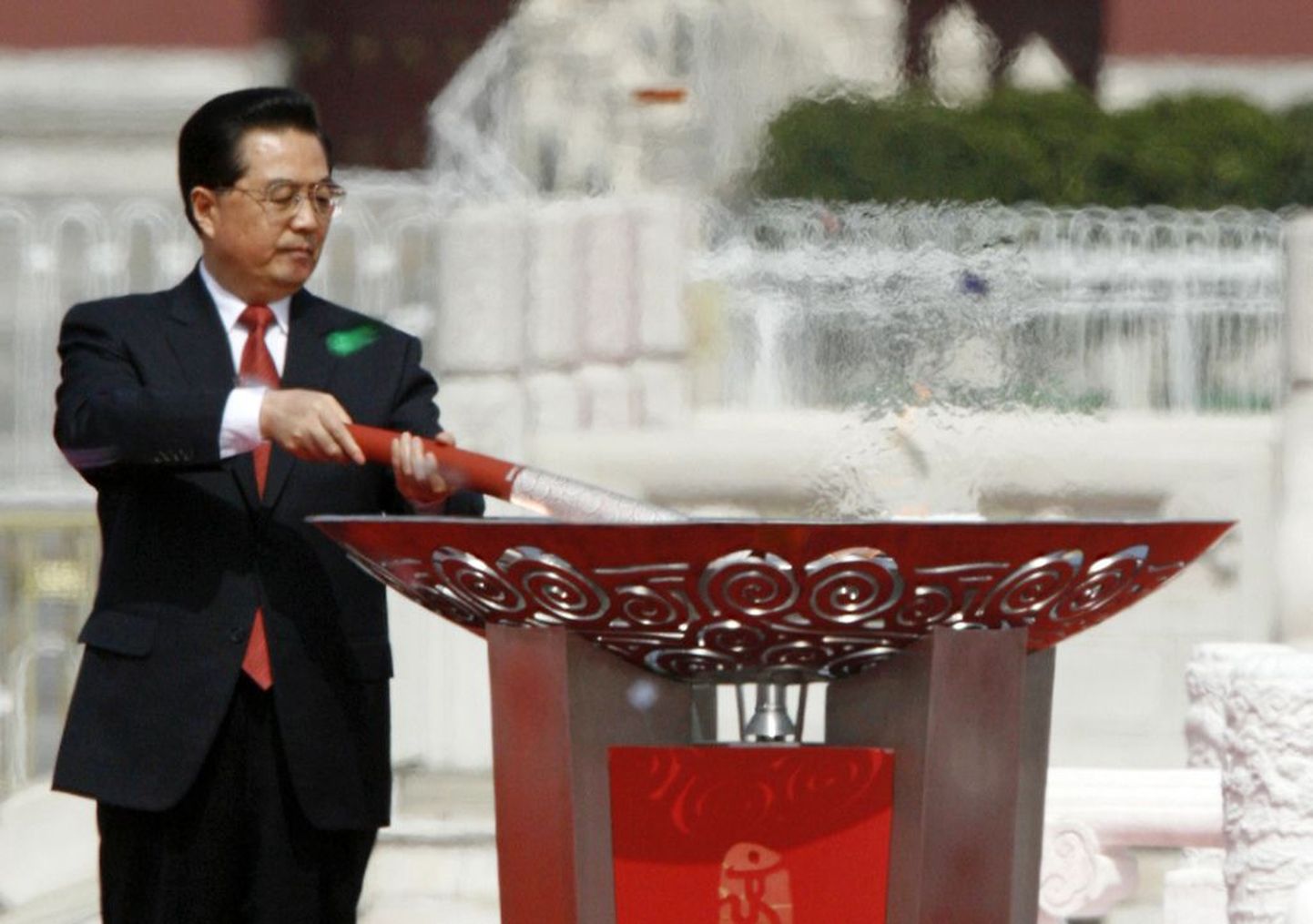 Hiina president Hu Jintao Pekingis Tiananmeni väljakul olümpiatuld süütamas.